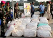 Barang bukti sabu seberat 1 ton dan 29 kilogram yang dijaga ketat TNI Angkatan Laut di Pangkalan TNI AL Batam, Batu Ampar, Kepulauan Riau, 10 Februari 2018. Barang bukti ini merupakan hasil pengungkapan TNI Angakatan Laut melalui KRI Sigurot-864 yang menangkap kapal MV Sunrise Glory di di perairan Selat Philips, Kepulauan Riau, 7 Februari 2018. Sabu dibungkus dalam 41 karung beras.