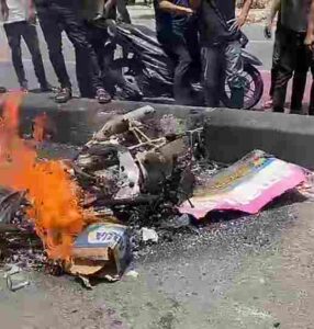 Satu unit sepeda motor dibakar diduga milik TNI