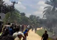 Ratusan masa Aceh timur ,saat sedang melakukan aksi di PT Bumi flora Aceh timur